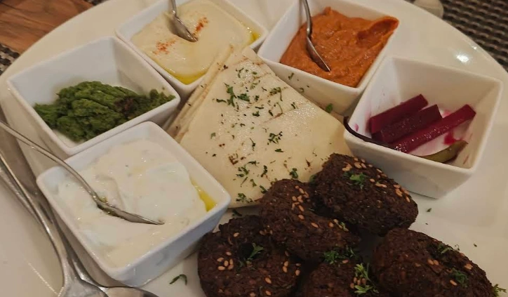 Organic bistro mix plate